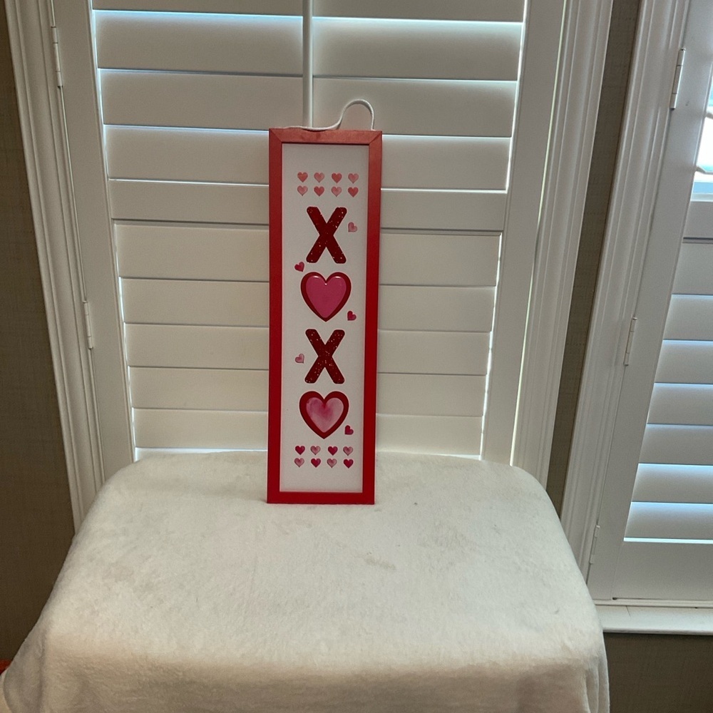 Red and White Holiday Wall Decor